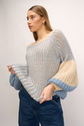 Noellas Liana Knit Sweater Dusty Blue Cream. Køb Striktrøjer hos www.noillafashion.com