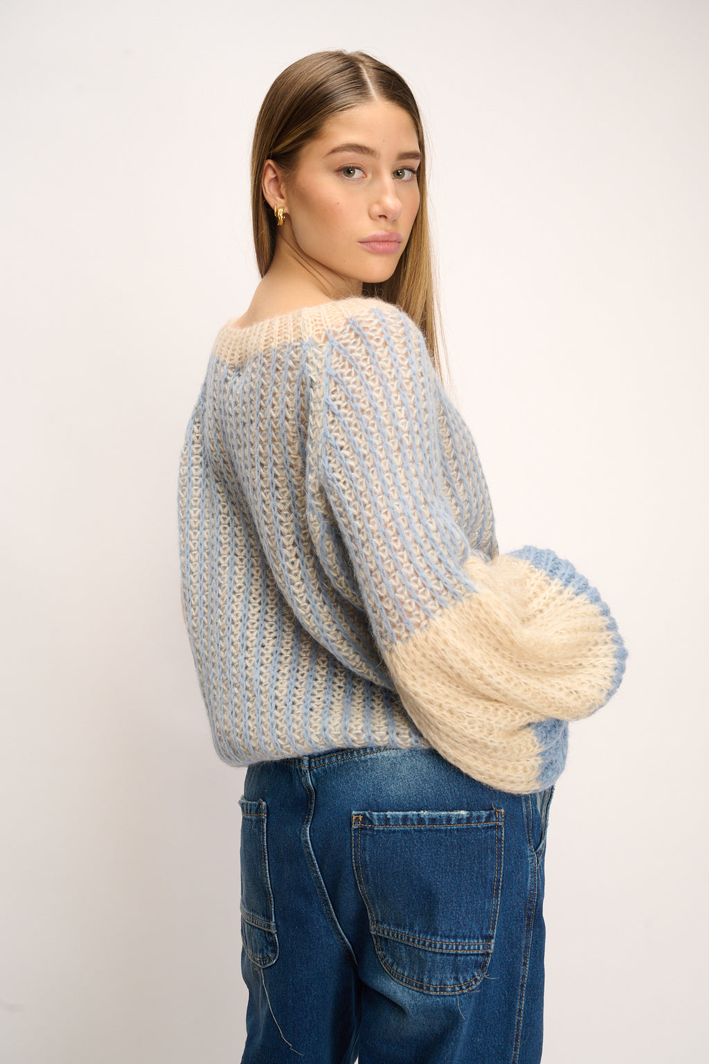 Noellas Liana Knit Sweater Dusty Blue Cream. Køb Striktrøjer hos www.noillafashion.com