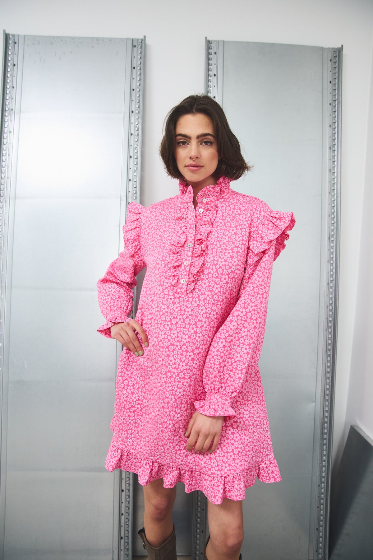Noellas Reno Ruby Ruffle Dress Bright Pink. Køb Kjoler hos www.noillafashion.com