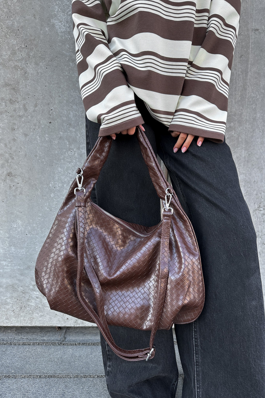 Noellas Peony Hobo Bag Dark Brown. Køb Tasker hos www.noillafashion.com
