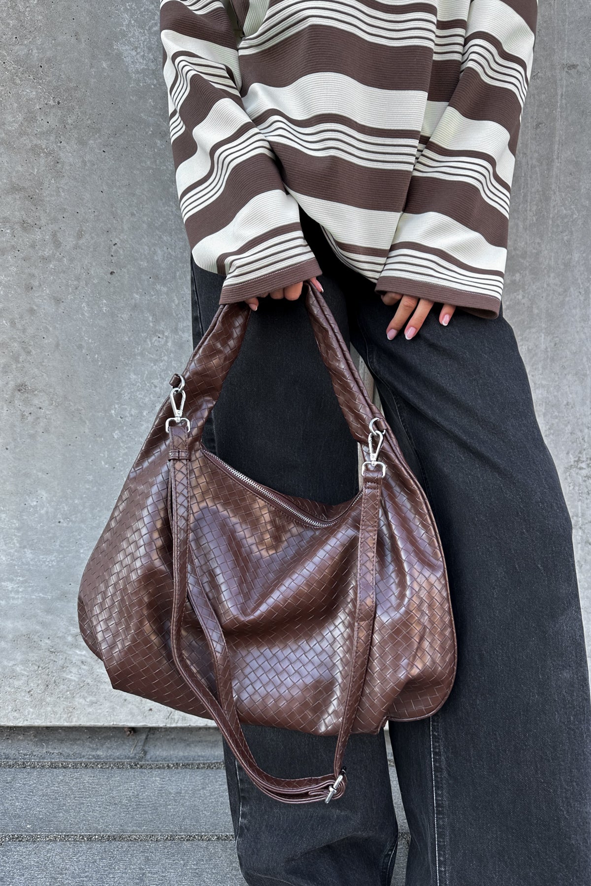 Noellas Peony Hobo Bag Dark Brown. Køb Tasker hos www.noillafashion.com