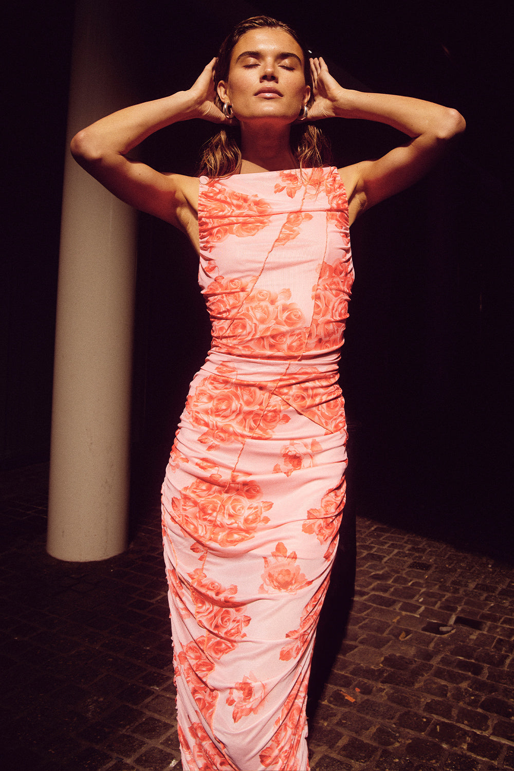 Noellas Sutton Dress Rose Print. Køb Kjoler hos www.noillafashion.com
model_175_S