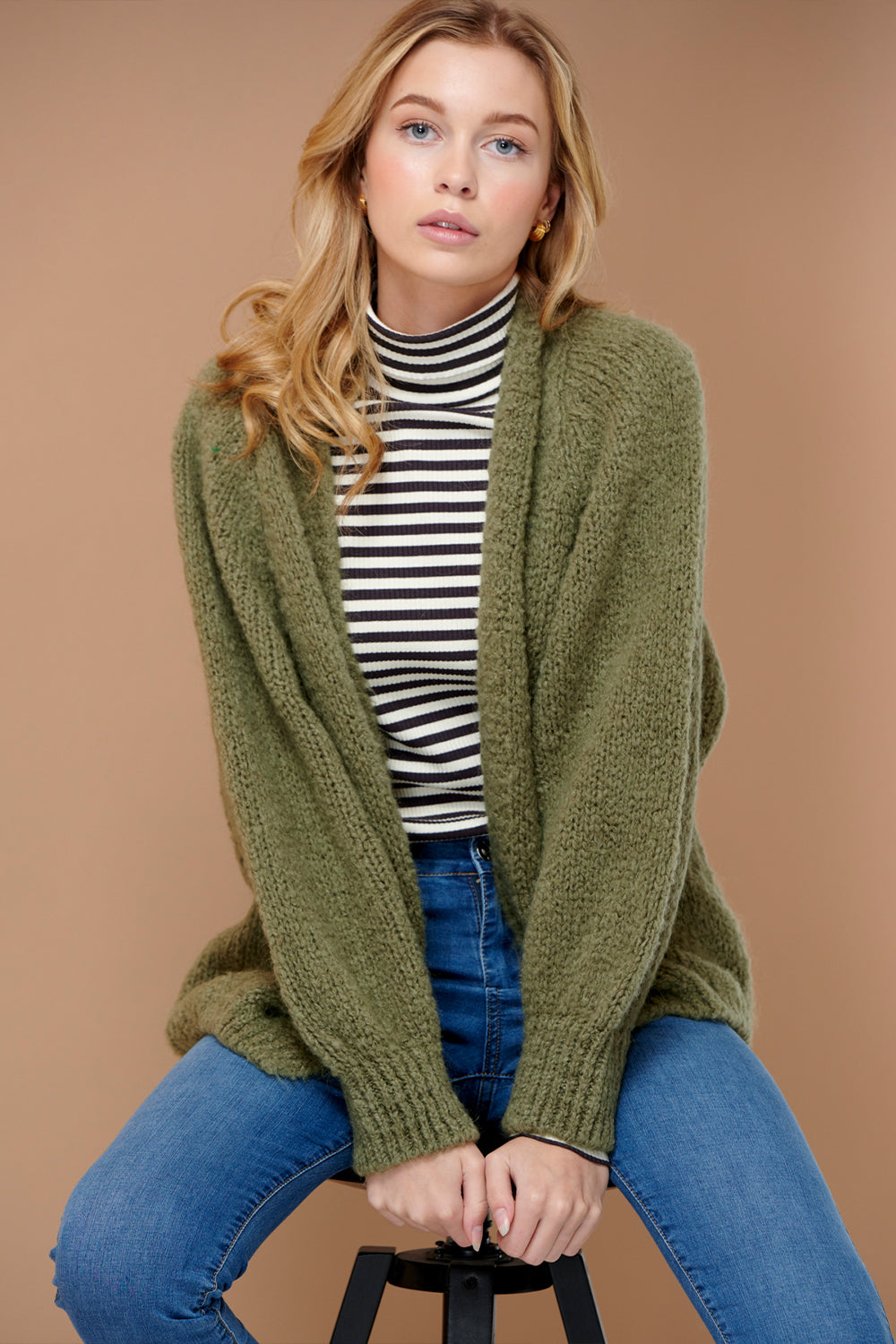 Noellas Fora Knit Cardigan Army. Køb Cardigans hos www.noillafashion.com