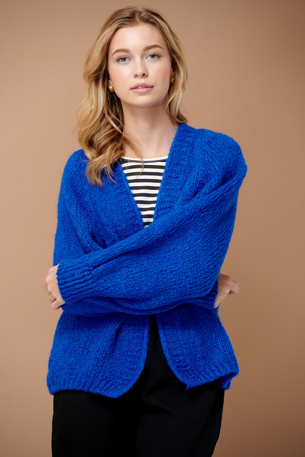 Noellas Fora Knit Cardigan Royal Blue. Køb Cardigans hos www.noillafashion.com